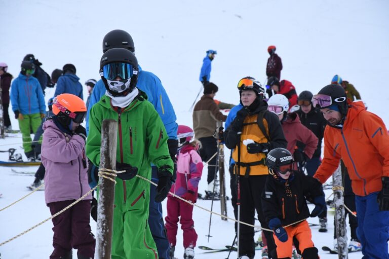 Et bilde som inneholder snø, utendørs, person, gå på ski Automatisk generert beskrivelse