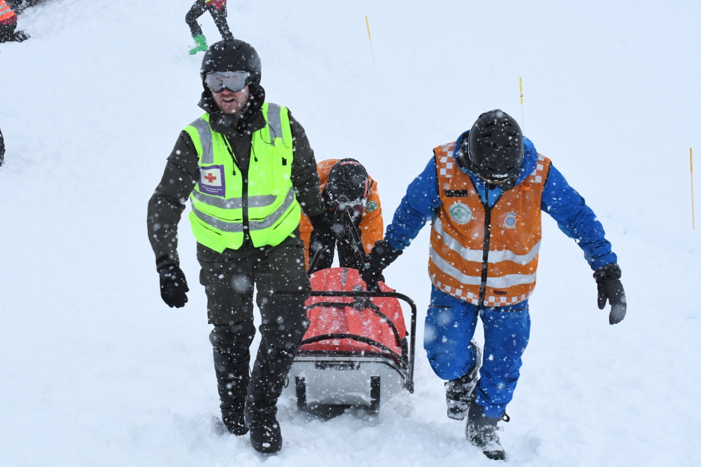 Et bilde som inneholder snø, utendørs, person, gå på ski

Automatisk generert beskrivelse