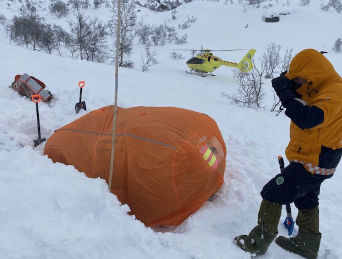 Et bilde som inneholder snø, utendørs, person, sko

Automatisk generert beskrivelse