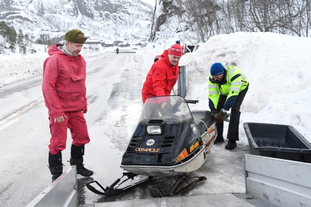 Et bilde som inneholder snø, utendørs, person, snøscooter Automatisk generert beskrivelse