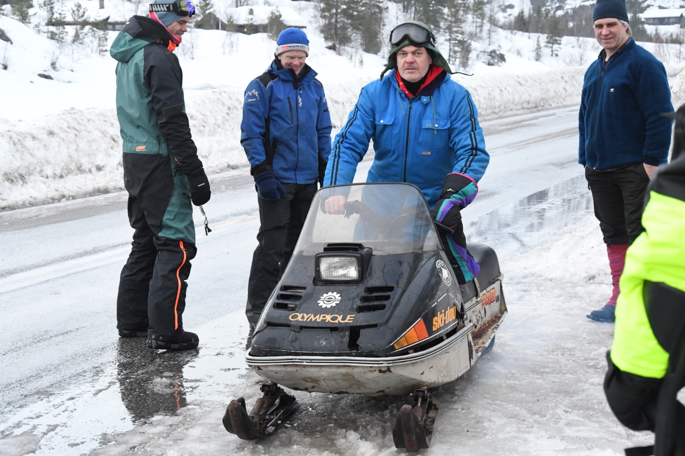 Et bilde som inneholder snø, utendørs, person, transport

Automatisk generert beskrivelse