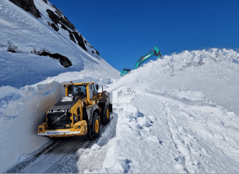 Et bilde som inneholder snø, utendørs, transport, Snøplog Automatisk generert beskrivelse