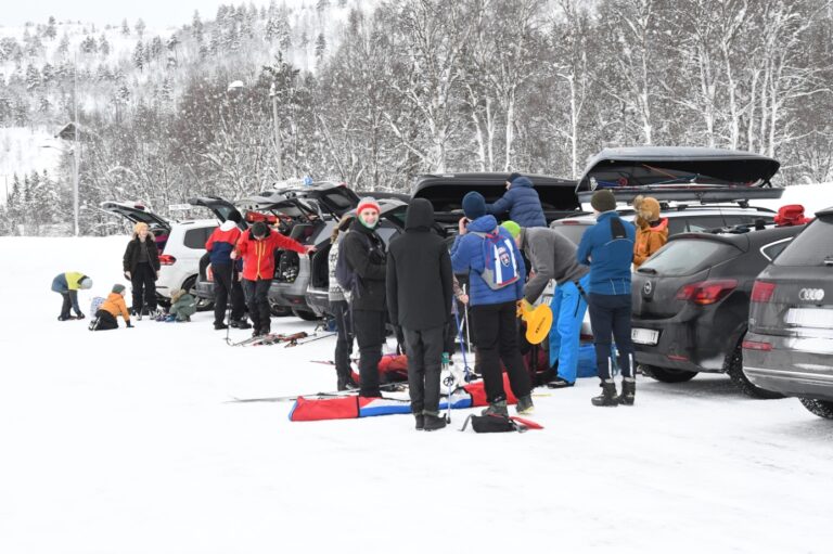 Et bilde som inneholder snø, utendørs, tre, gå på ski Automatisk generert beskrivelse