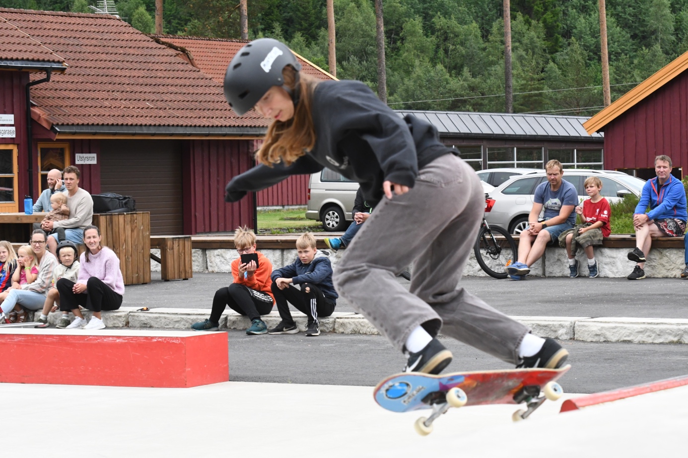 Et bilde som inneholder sport, person, sko, skating

Automatisk generert beskrivelse