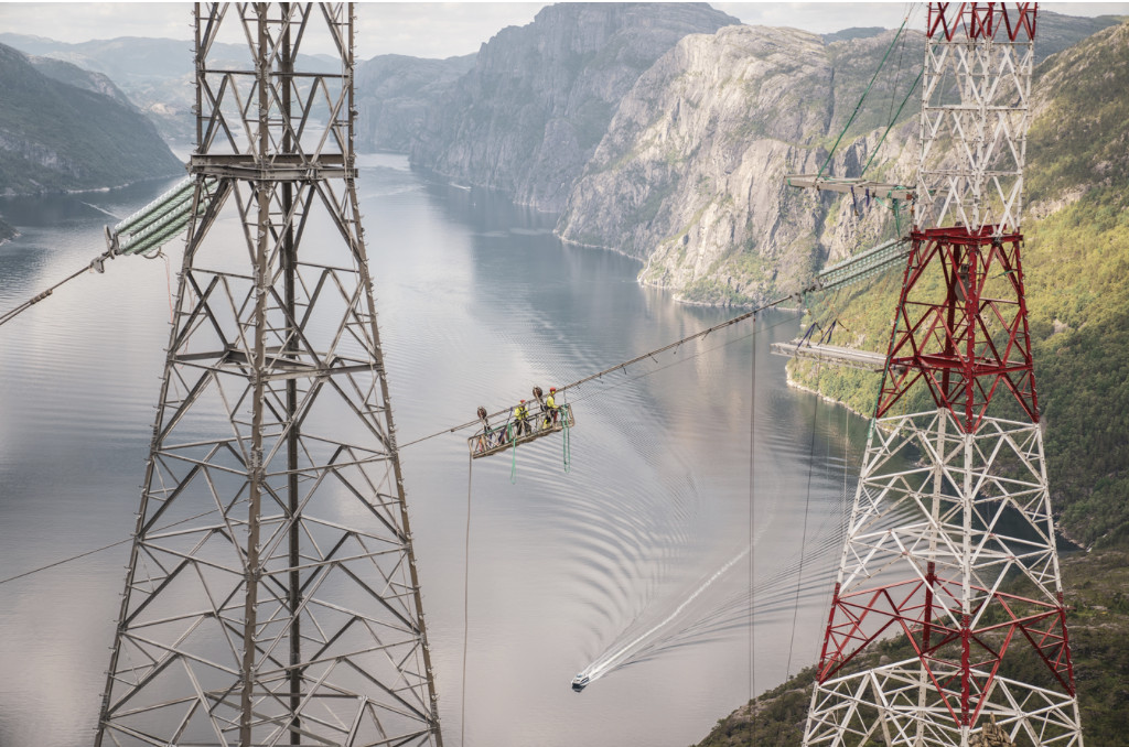 Et bilde som inneholder tårn, utendørs, høyspentmast, fjell Automatisk generert beskrivelse