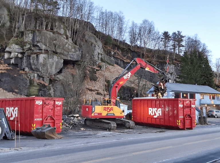 Et bilde som inneholder tekst, bilvei, utendørs, tre Automatisk generert beskrivelse