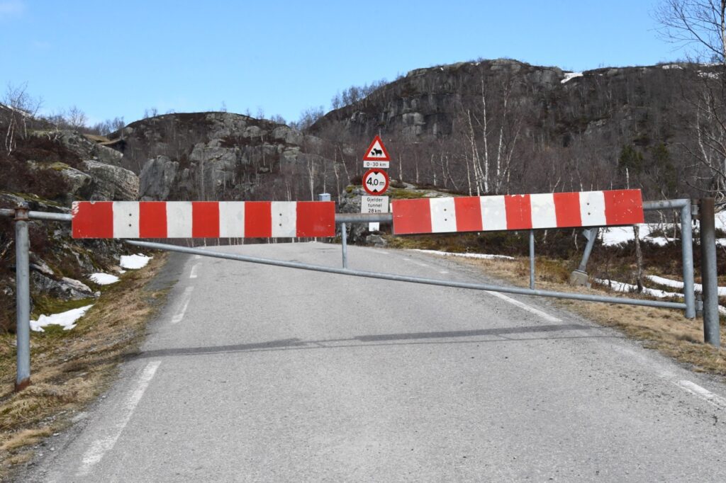 Et bilde som inneholder tekst, himmel, utendørs, spor Automatisk generert beskrivelse