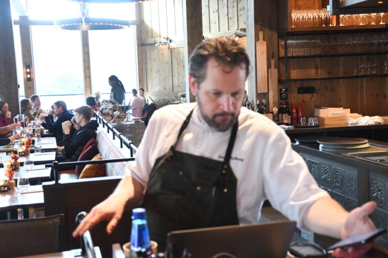 Et bilde som inneholder tekst, person, innendørs, forberedelse Automatisk generert beskrivelse