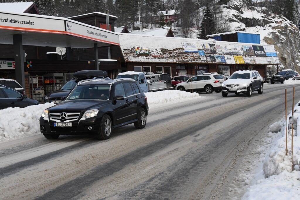 Et bilde som inneholder tekst, utendørs, bilvei, snø Automatisk generert beskrivelse