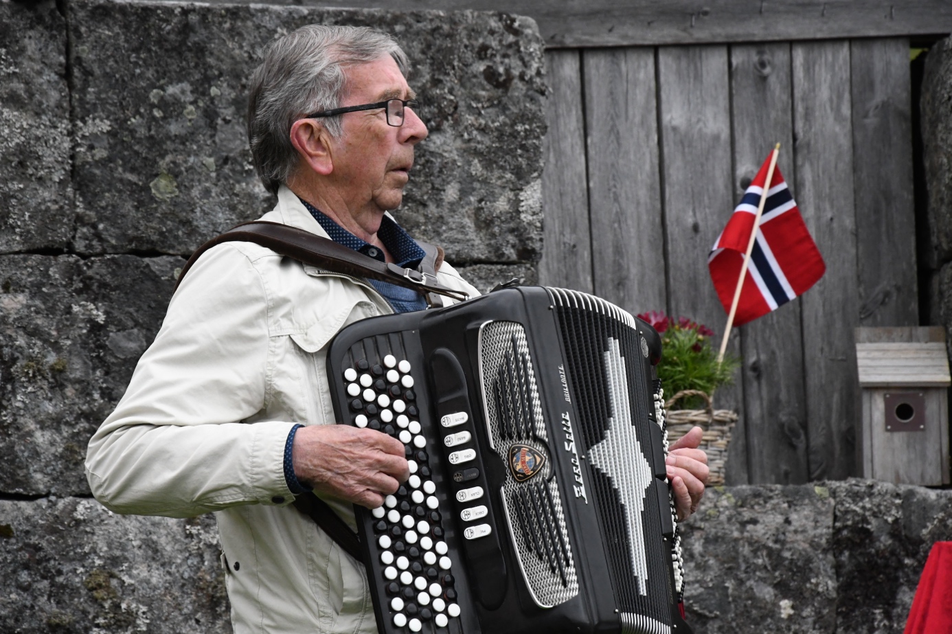 Et bilde som inneholder trekkspill, musikk, person, klær

Automatisk generert beskrivelse