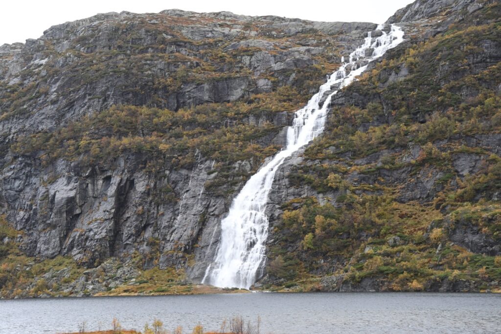 Et bilde som inneholder utendørs, fjell, natur, vann Automatisk generert beskrivelse