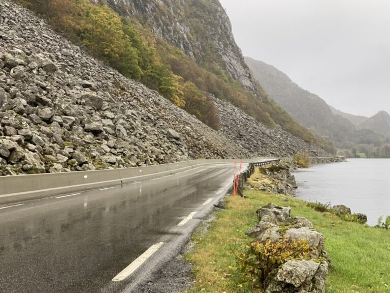 Et bilde som inneholder utendørs, gress, fjell, vann Automatisk generert beskrivelse