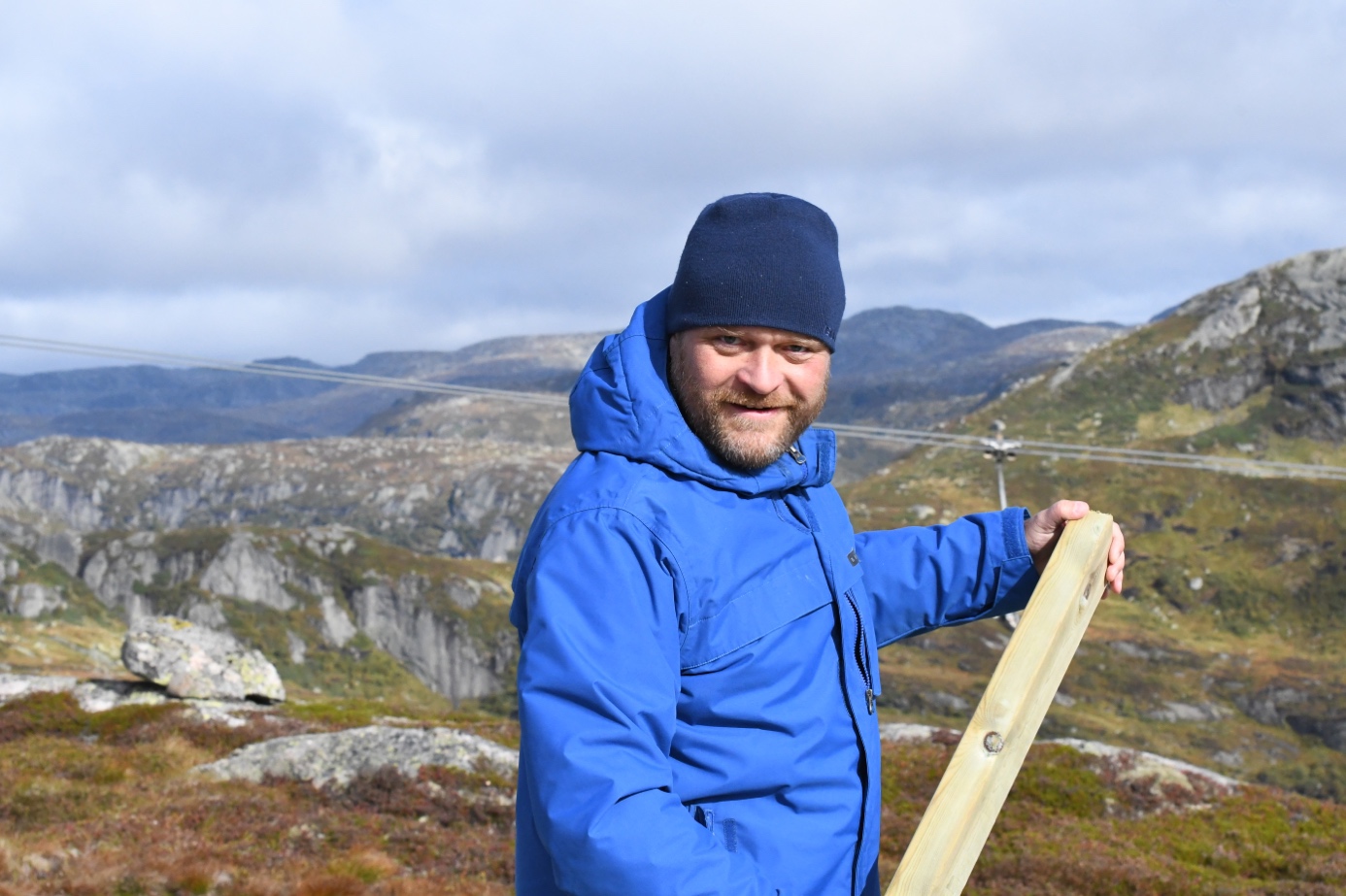 Et bilde som inneholder utendørs, himmel, fjell, person

Automatisk generert beskrivelse