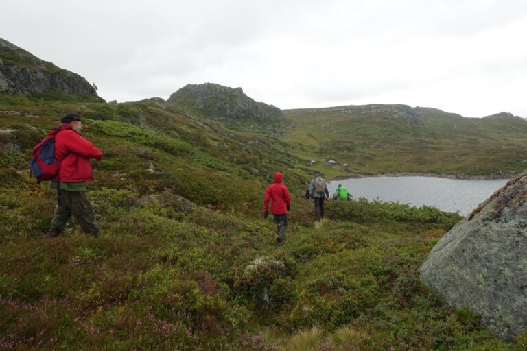 Et bilde som inneholder utendørs, himmel, gress, klær Automatisk generert beskrivelse