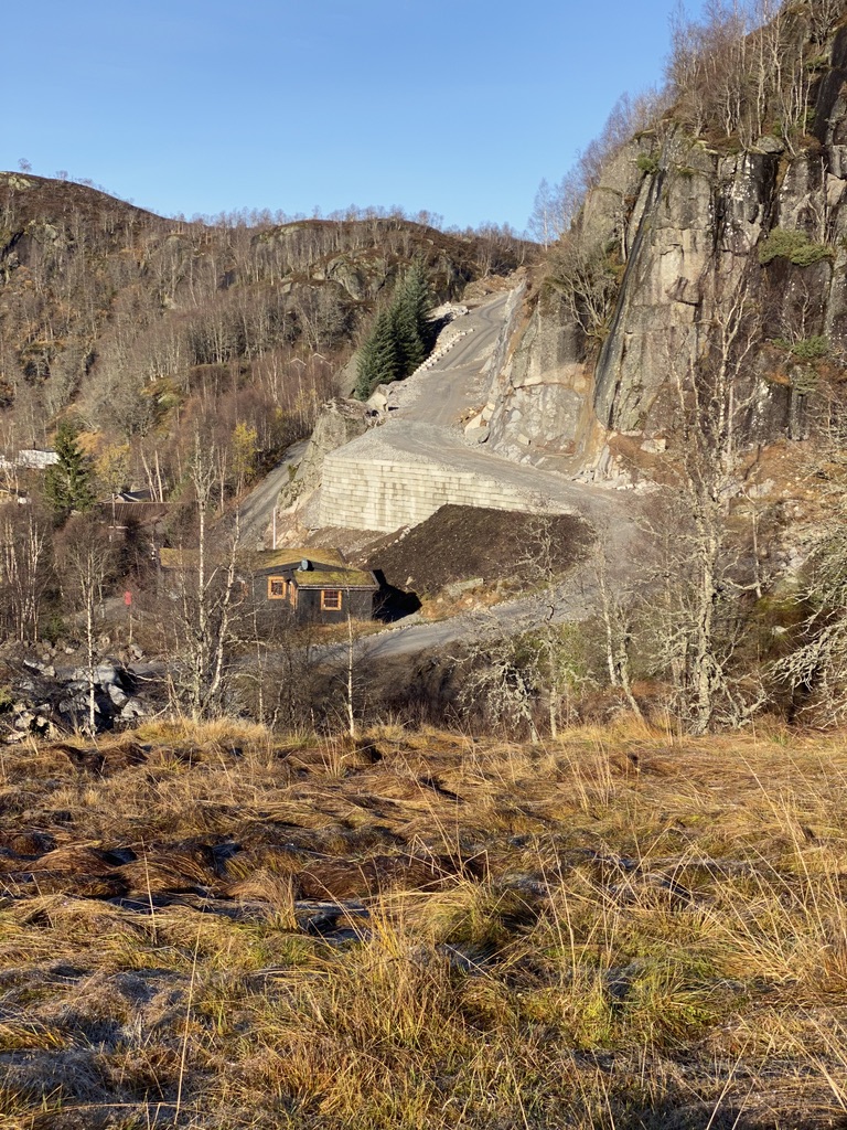 Et bilde som inneholder utendørs, himmel, plante, fjell

Automatisk generert beskrivelse