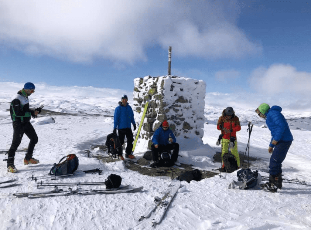 Et bilde som inneholder utendørs, himmel, snø, gå på ski Automatisk generert beskrivelse