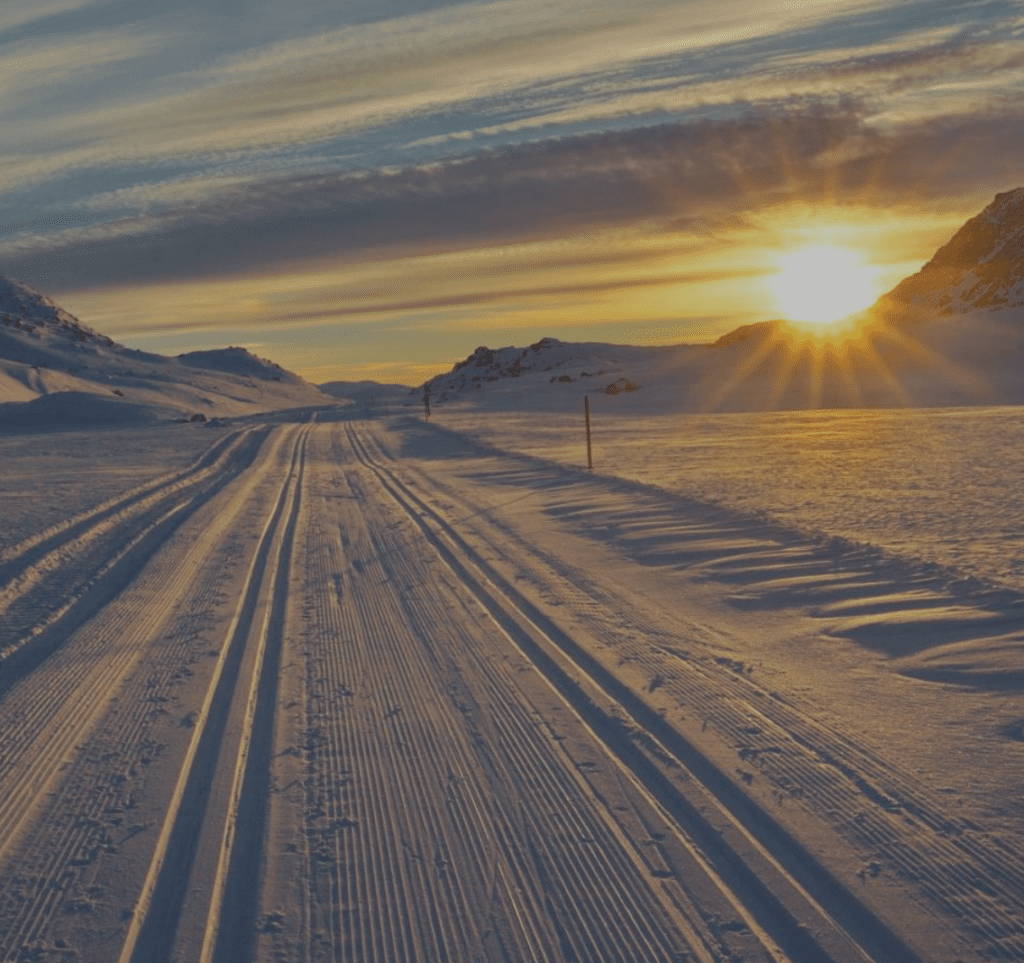 Et bilde som inneholder utendørs, himmel, snø, spor Automatisk generert beskrivelse