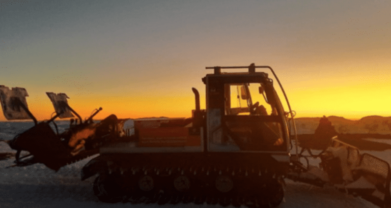 Et bilde som inneholder utendørs, himmel, solnedgang, sol Automatisk generert beskrivelse