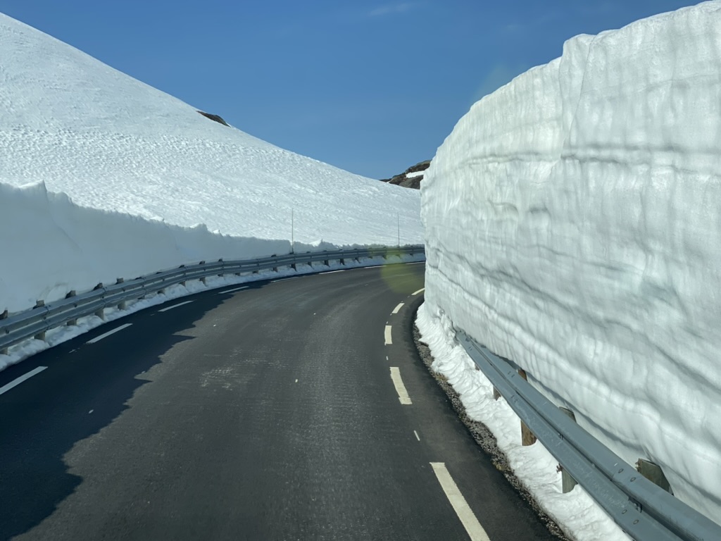 Et bilde som inneholder utendørs, himmel, vei, snø

Automatisk generert beskrivelse