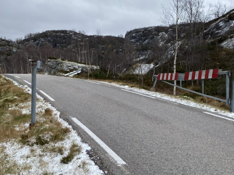 Et bilde som inneholder utendørs, himmel, vei, snø Automatisk generert beskrivelse