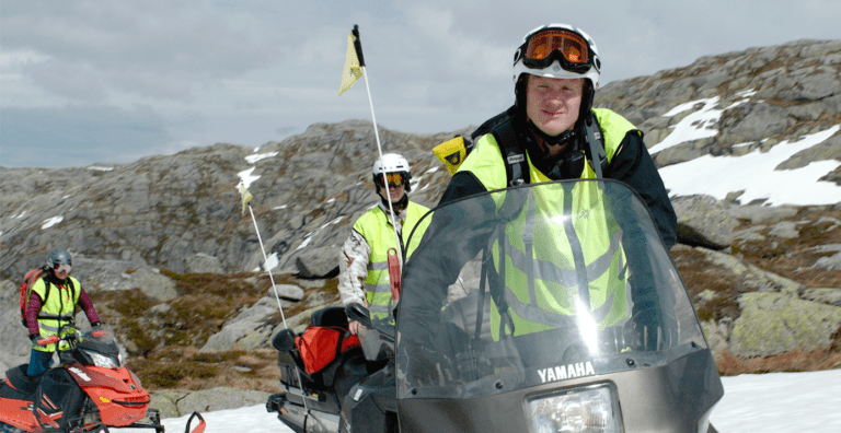 Et bilde som inneholder utendørs, hjelm, person, snøscooter Automatisk generert beskrivelse