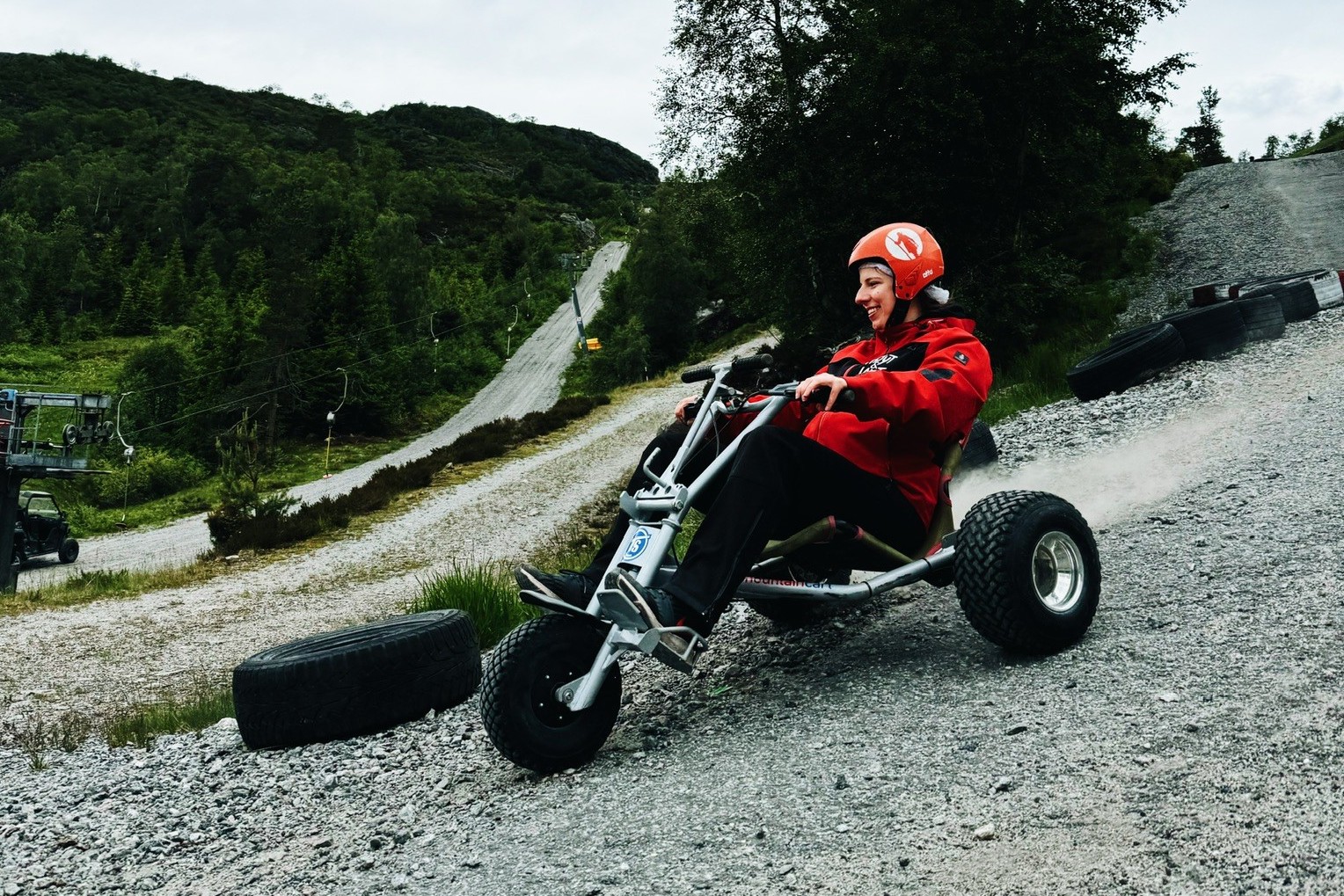 Et bilde som inneholder utendørs, hjul, dekk, transport

Automatisk generert beskrivelse