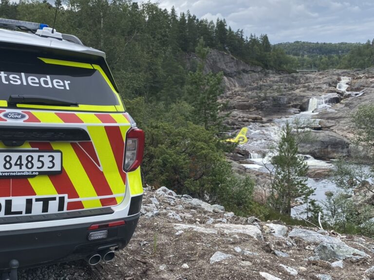 Et bilde som inneholder utendørs, kjøretøy, Landkjøretøy, tre Automatisk generert beskrivelse