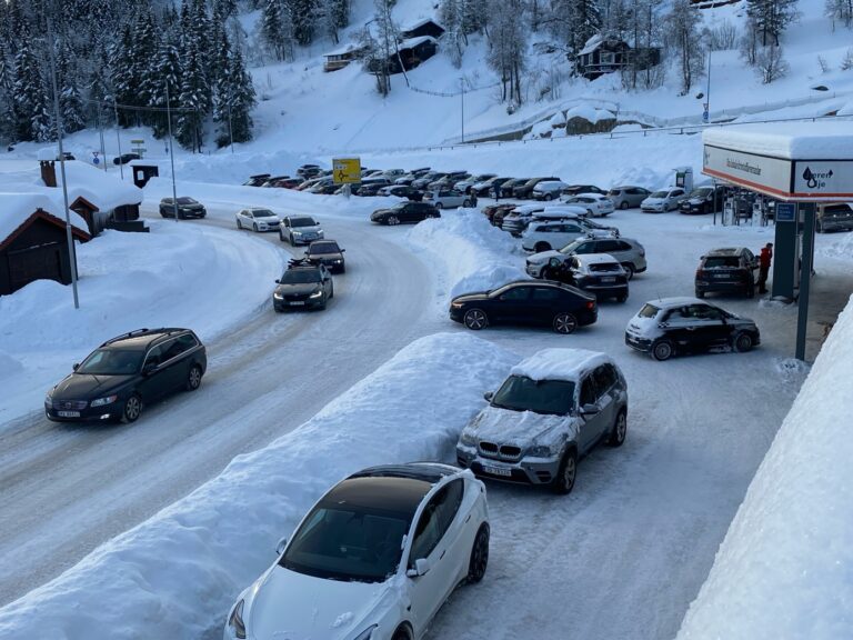 Et bilde som inneholder utendørs, Landkjøretøy, kjøretøy, snø Automatisk generert beskrivelse