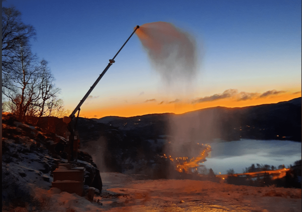 Et bilde som inneholder utendørs, mann, fjell, snø Automatisk generert beskrivelse