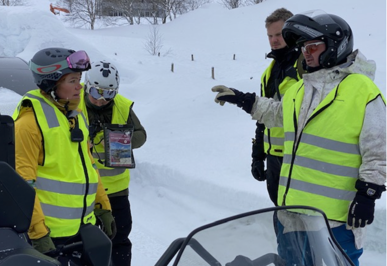 Et bilde som inneholder utendørs, person, klær, snø

Automatisk generert beskrivelse