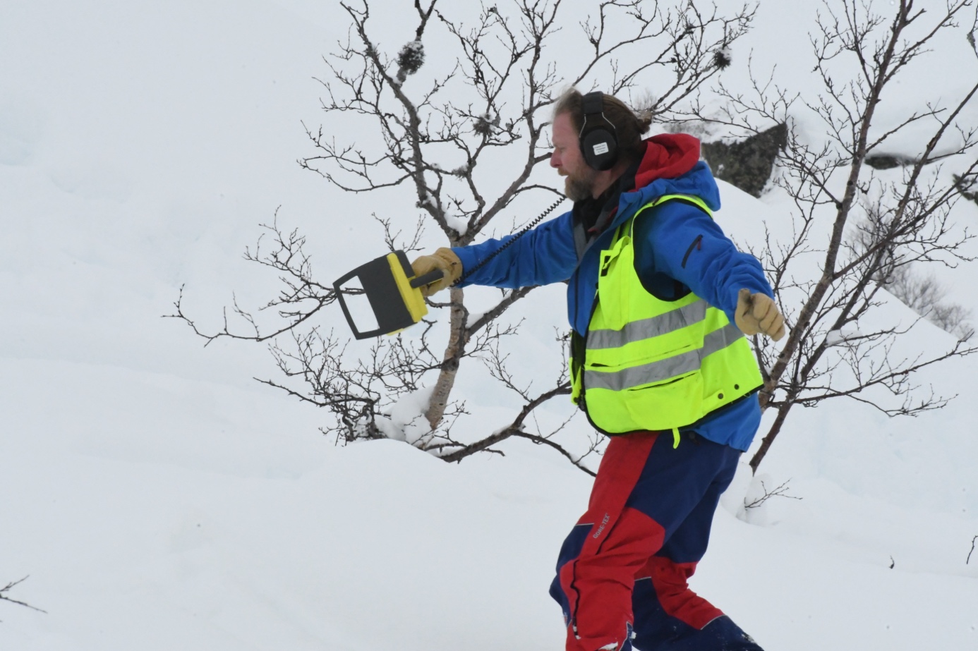 Et bilde som inneholder utendørs, person, snø, klær

Automatisk generert beskrivelse