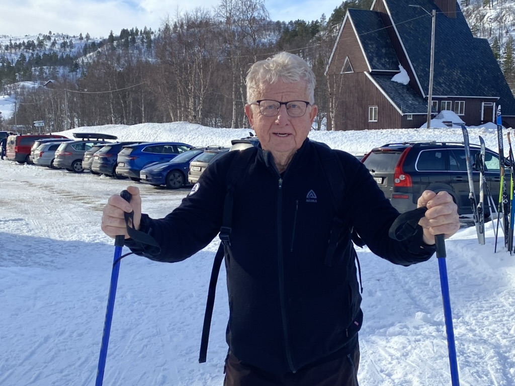 Et bilde som inneholder utendørs, person, snø, klær

Automatisk generert beskrivelse