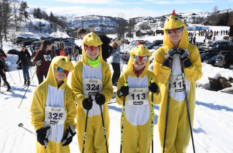 Et bilde som inneholder utendørs, person, snø, skisport Automatisk generert beskrivelse