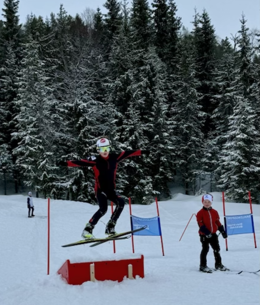 Et bilde som inneholder utendørs, person, snø, skisport

Automatisk generert beskrivelse