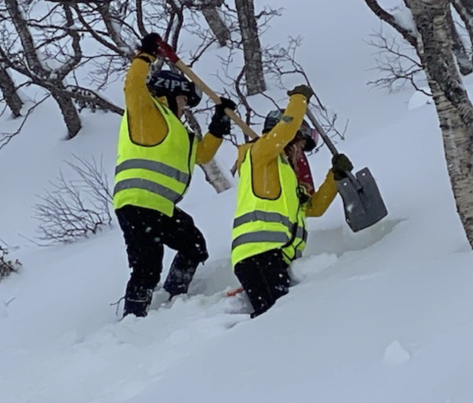 Et bilde som inneholder utendørs, person, snø, tre

Automatisk generert beskrivelse