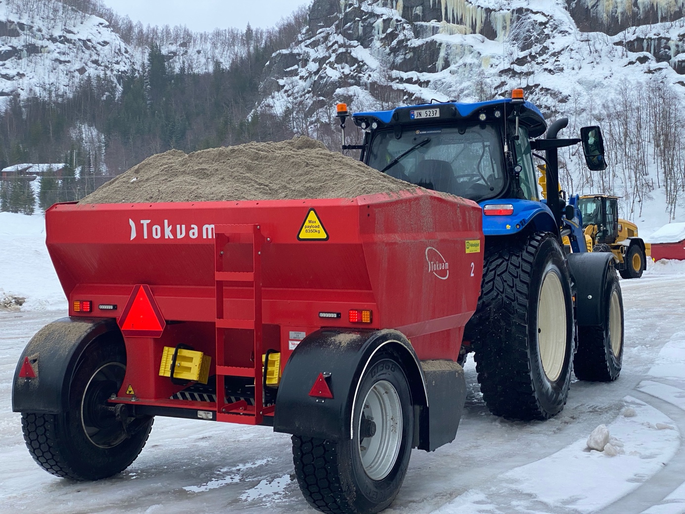 Et bilde som inneholder utendørs, snø, dekk, hjul

Automatisk generert beskrivelse