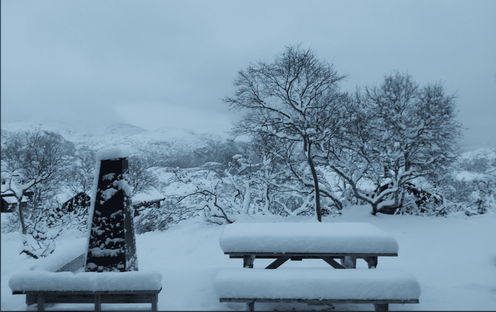 Et bilde som inneholder utendørs, snø, dekket, bygning Automatisk generert beskrivelse