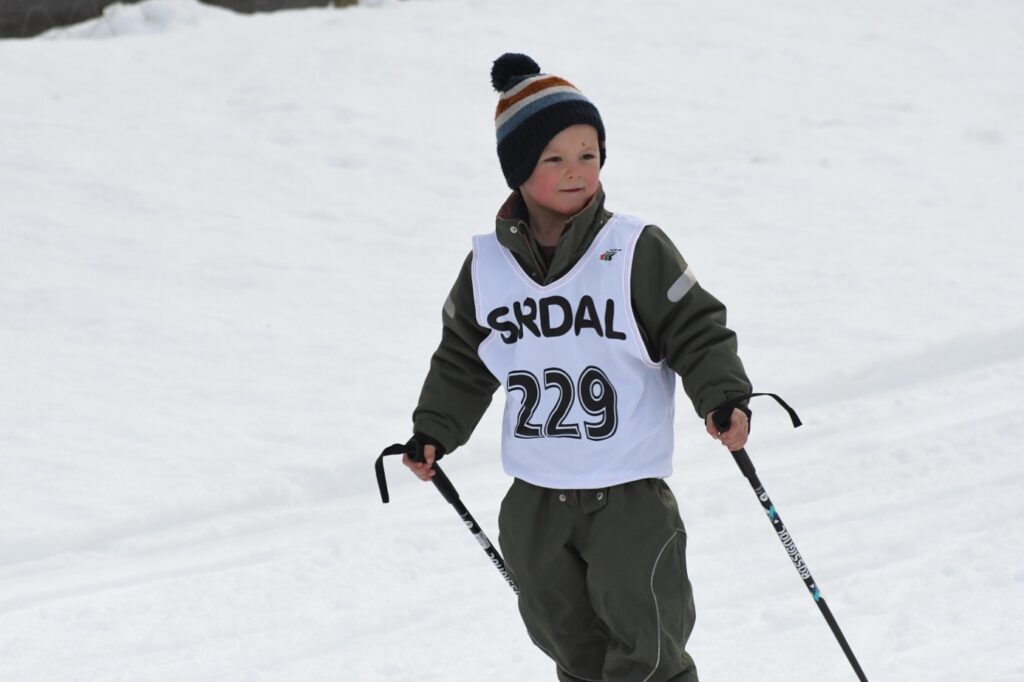 Et bilde som inneholder utendørs, snø, gå på ski, person Automatisk generert beskrivelse