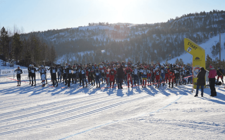 Et bilde som inneholder utendørs, snø, gå på ski, personer Automatisk generert beskrivelse