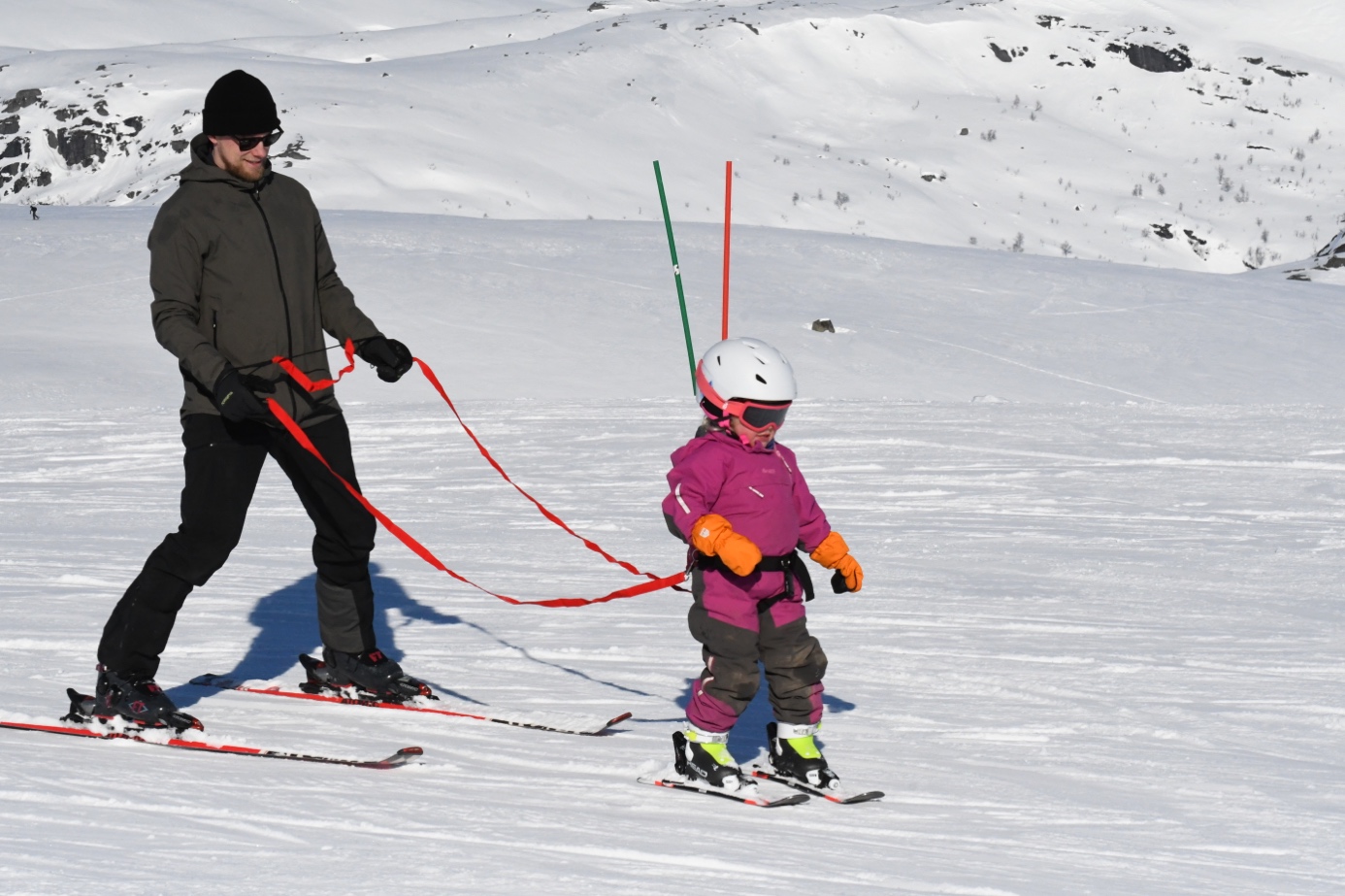 Et bilde som inneholder utendørs, snø, gå på ski, sport

Automatisk generert beskrivelse