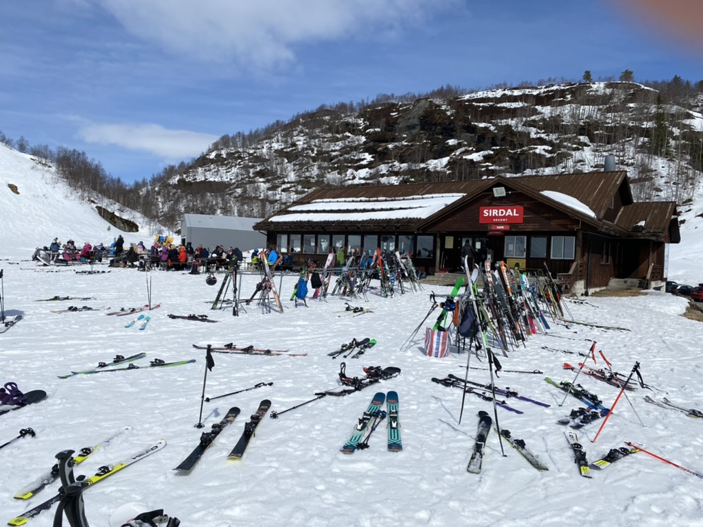 Et bilde som inneholder utendørs, snø, himmel, skisted Automatisk generert beskrivelse