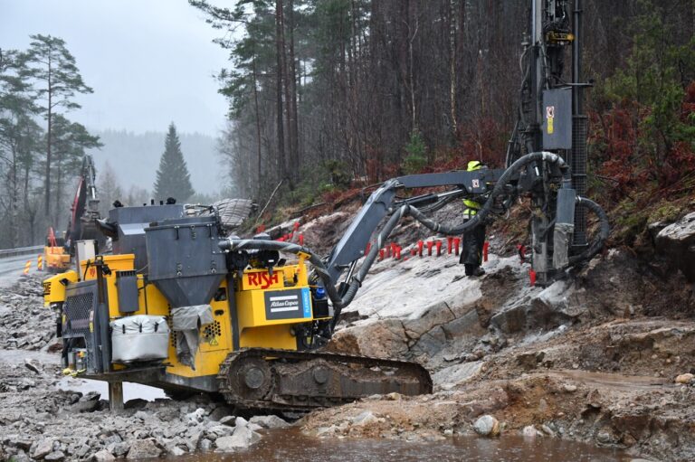 Et bilde som inneholder utendørs, snø, lastebil, dekket Automatisk generert beskrivelse