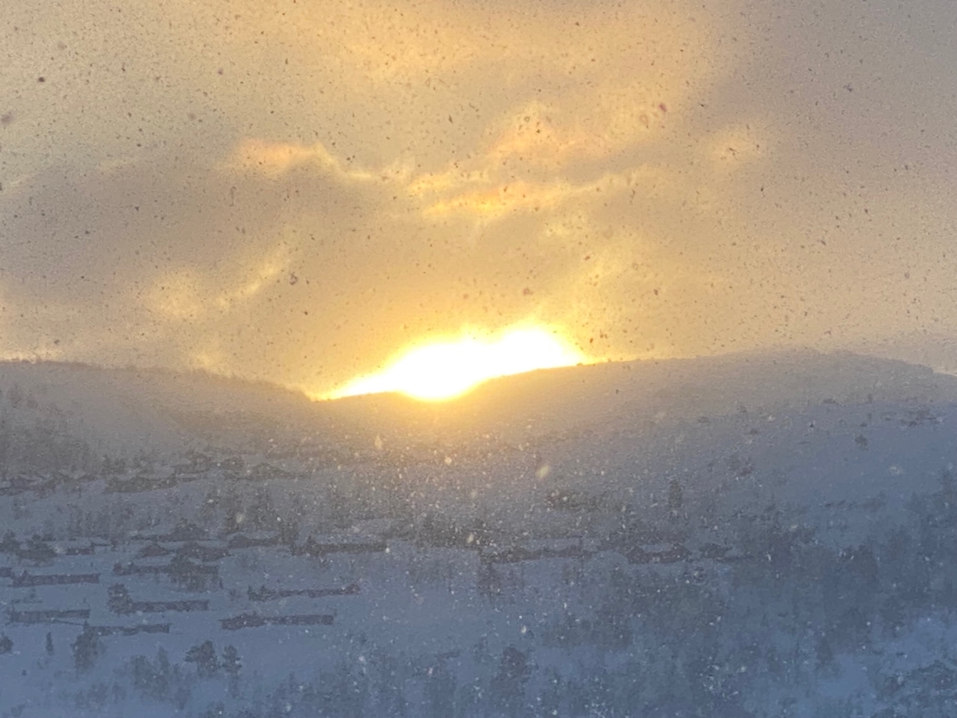 Et bilde som inneholder utendørs, snø, natur, solnedgang

Automatisk generert beskrivelse