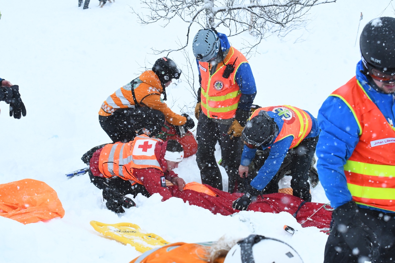 Et bilde som inneholder utendørs, snø, person, gruppe

Automatisk generert beskrivelse