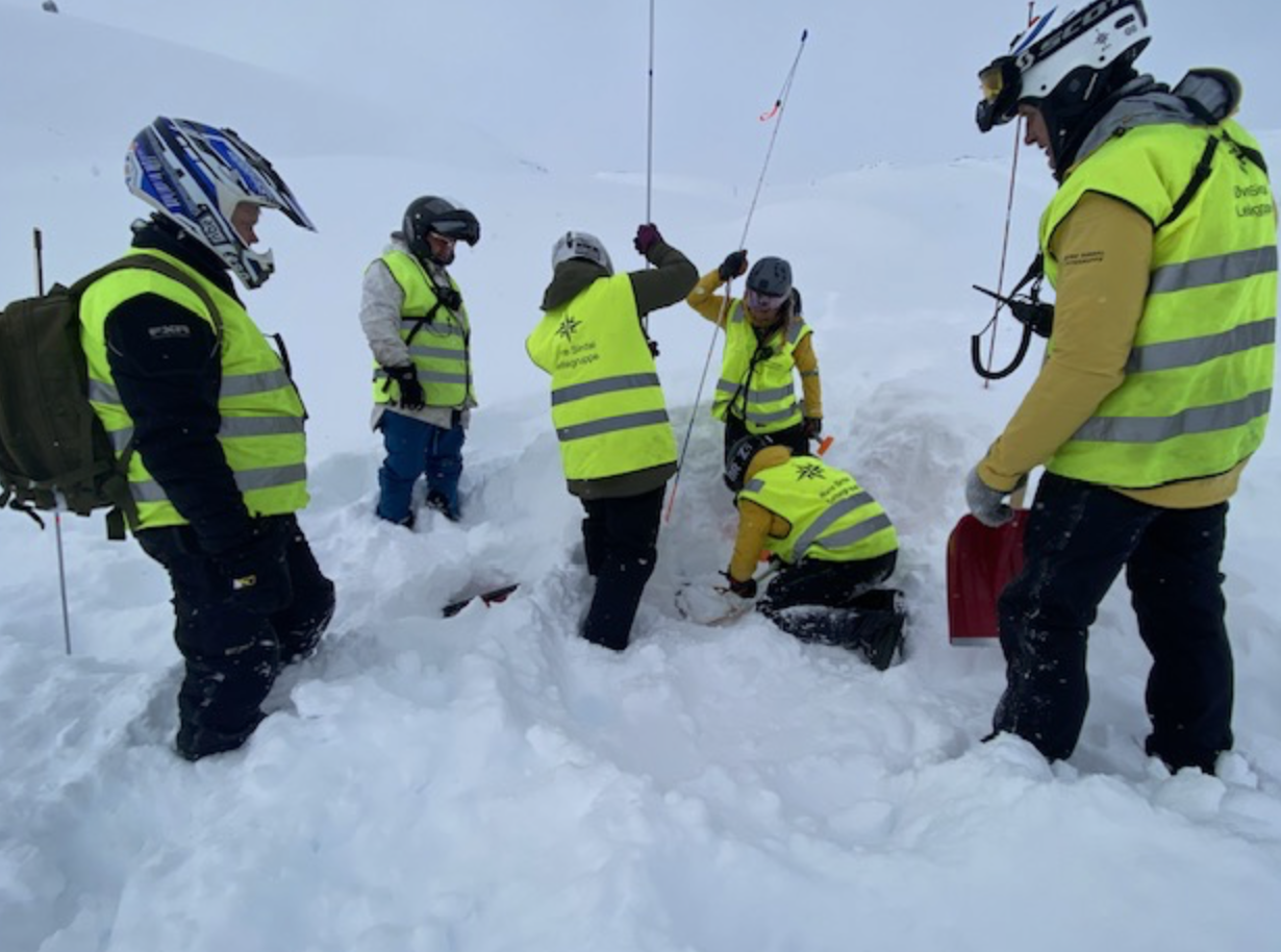 Et bilde som inneholder utendørs, snø, person, klær

Automatisk generert beskrivelse