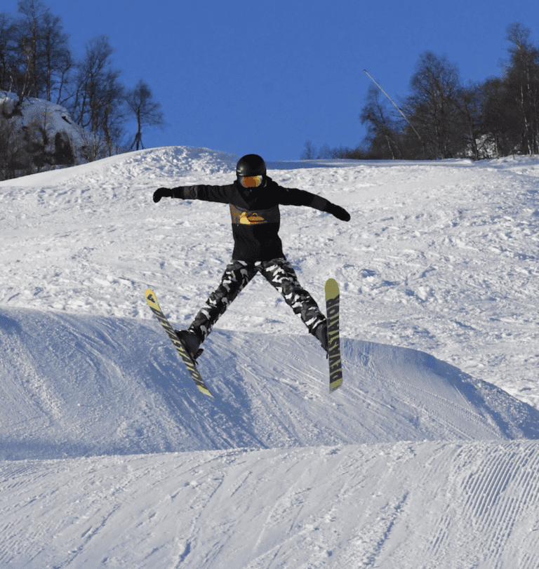 Et bilde som inneholder utendørs, snø, person, sport Automatisk generert beskrivelse