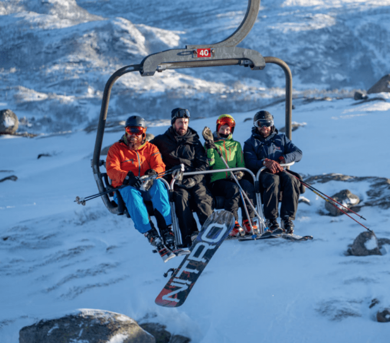 Et bilde som inneholder utendørs, snø, skiheis, fjell Automatisk generert beskrivelse