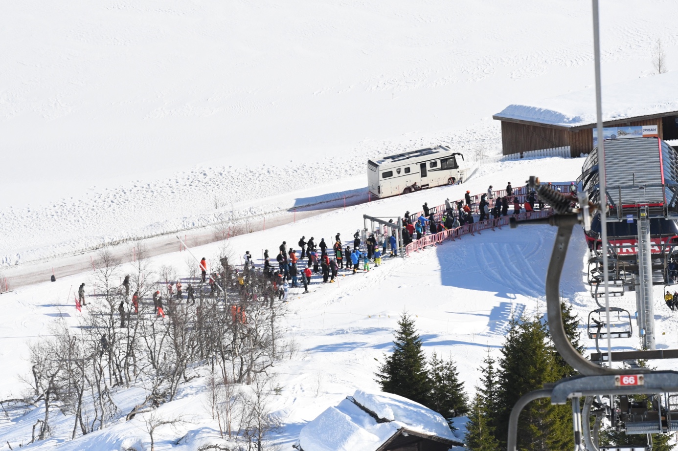 Et bilde som inneholder utendørs, snø, skiheis, transport

Automatisk generert beskrivelse