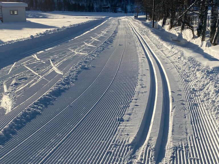 Et bilde som inneholder utendørs, snø, skinne, vinter Automatisk generert beskrivelse