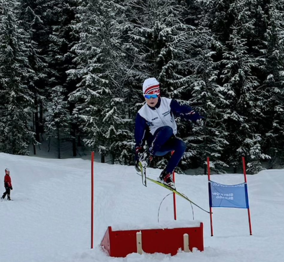 Et bilde som inneholder utendørs, snø, skisport, person Automatisk generert beskrivelse